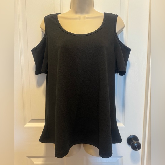 BRAND NEW C’est La Vie Cold Shoulder Top Women’s Size Medium - Picture 1 of 4